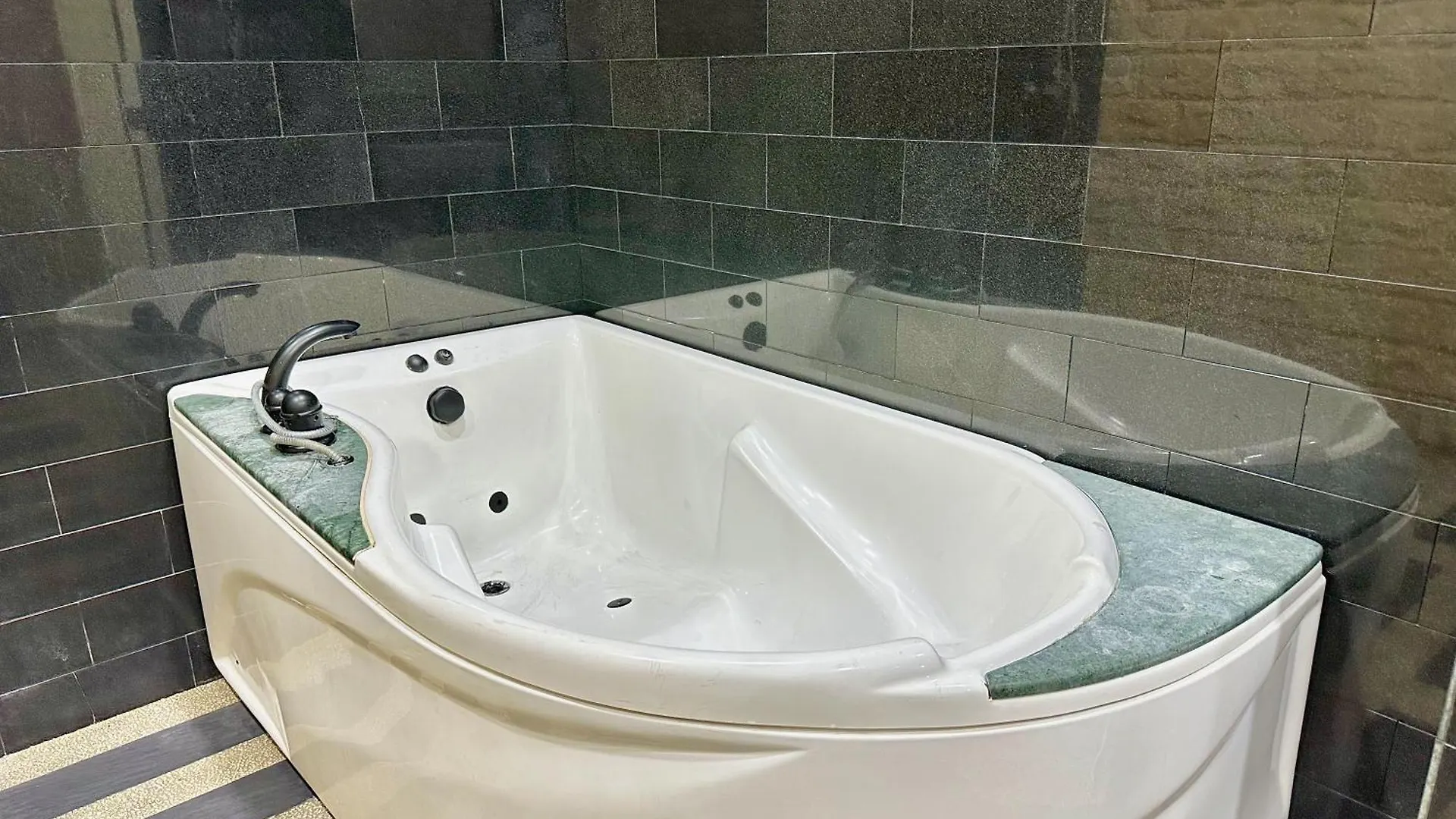 Feriehus Mount Austin Landed Homestay 16Pax Karaoke Jacuzzi Bbq By Stayrene Johor Bahru