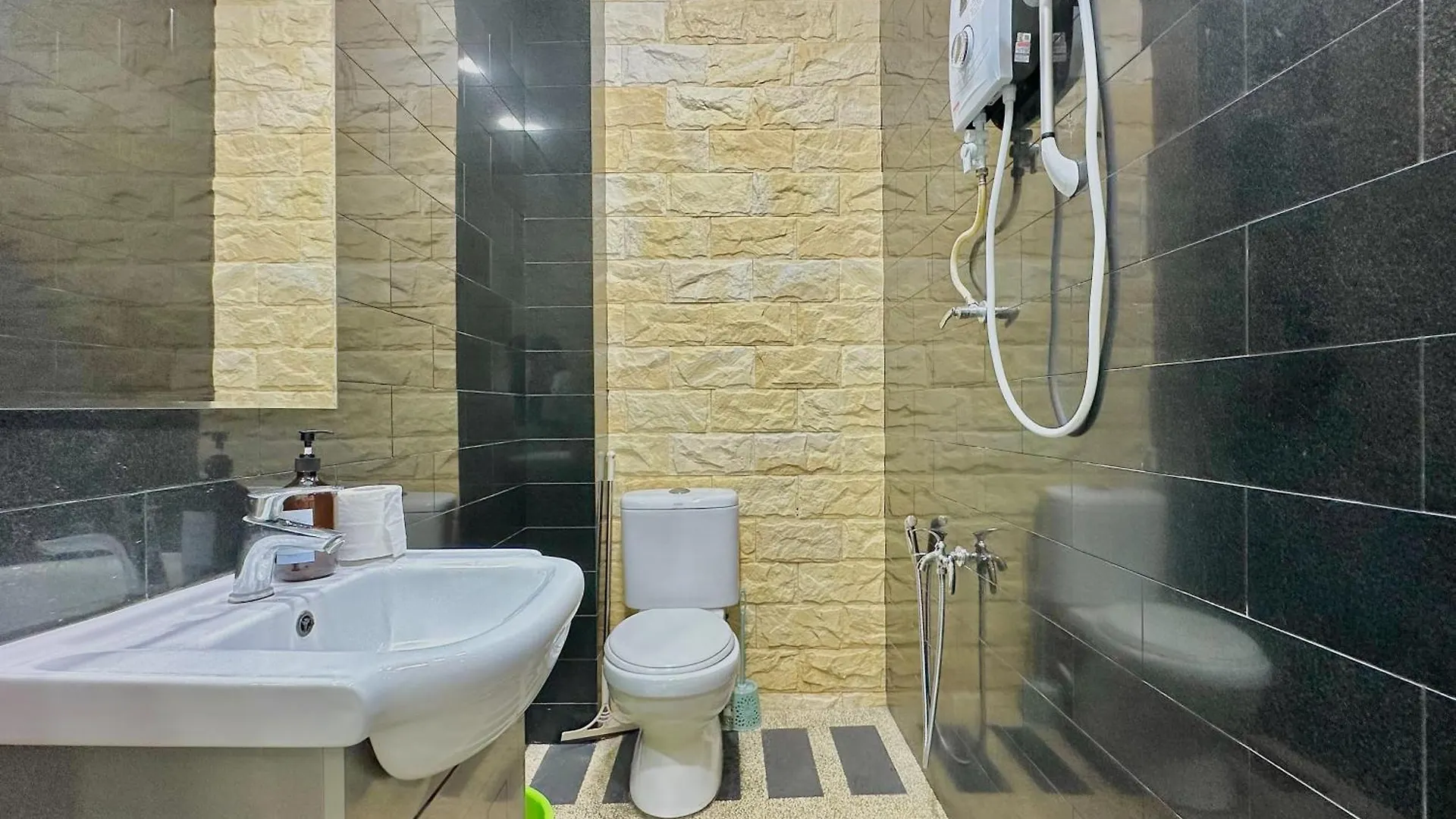 Mount Austin Landed Homestay 16Pax Karaoke Jacuzzi Bbq By Stayrene Johor Bahru Vakantiehuis