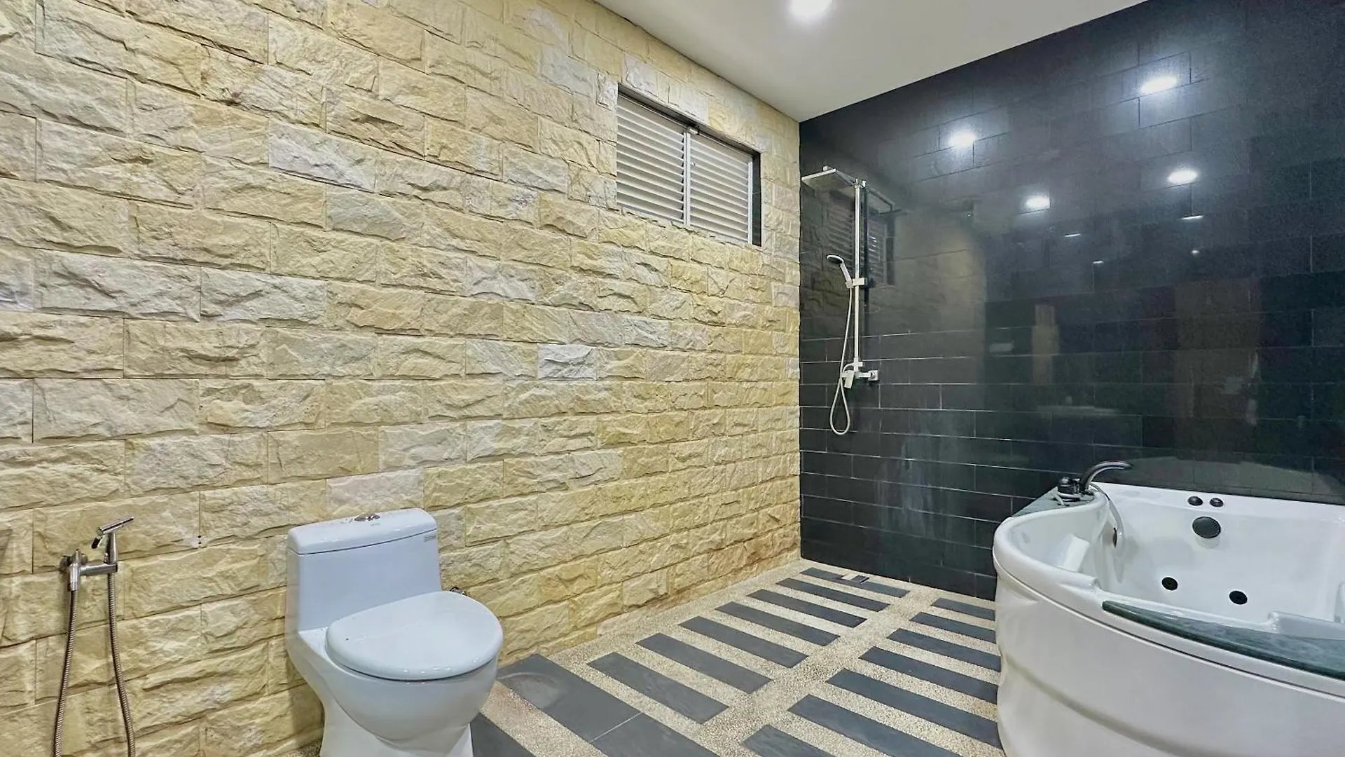 Vakantiehuis Mount Austin Landed Homestay 16Pax Karaoke Jacuzzi Bbq By Stayrene Johor Bahru Maleisië